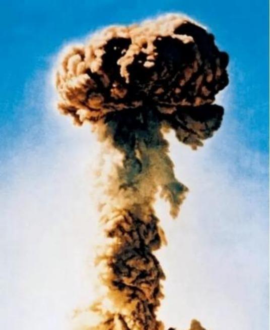 1964年，新华社得到允许，可以公开我国第一颗原子弹爆炸图片，正准备刊登之时突然
