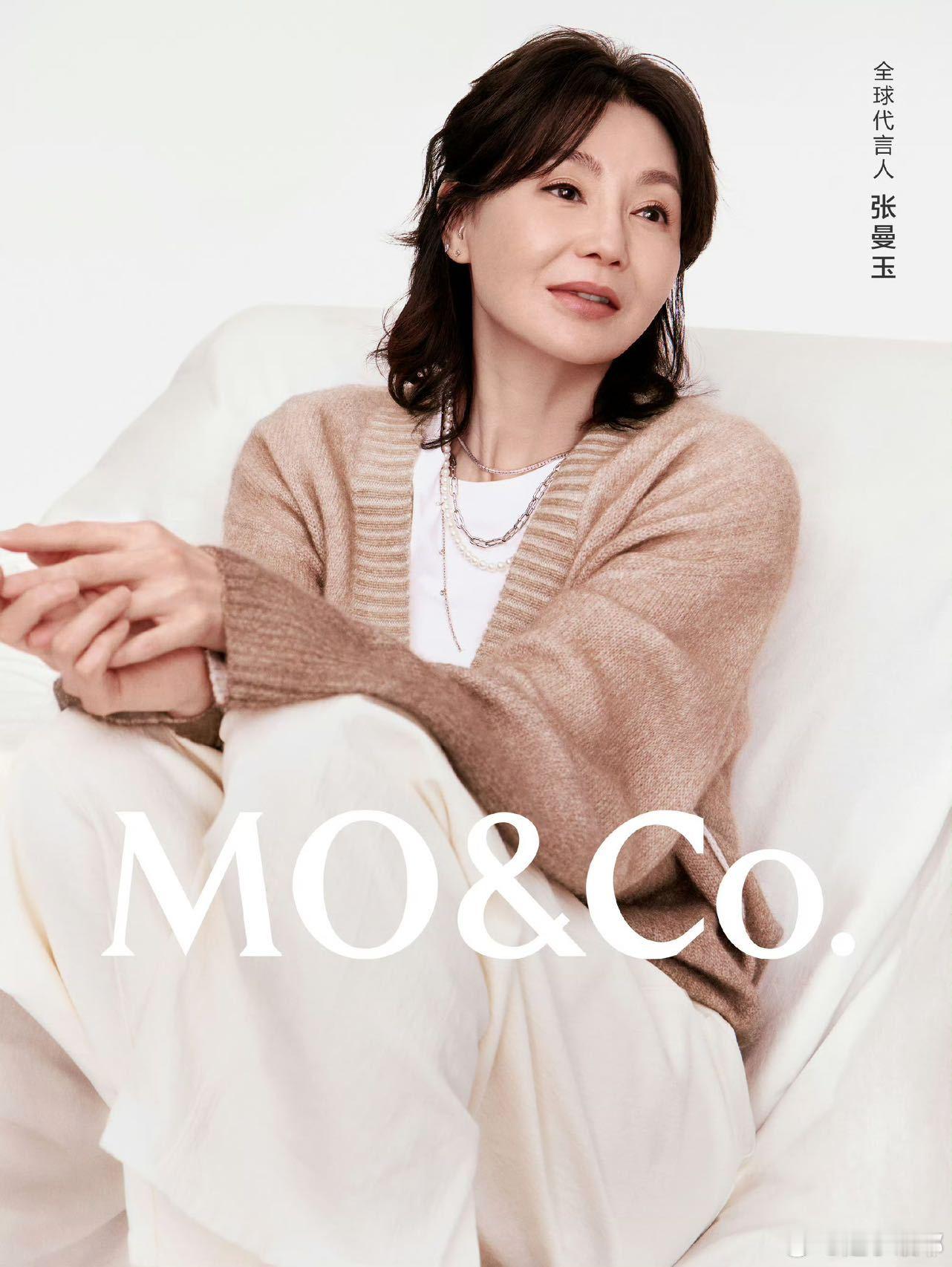 张曼玉牵狗上班张曼玉牵着狗狗拍的MO&Co.代言短片好松弛，清透裸妆配简约穿搭