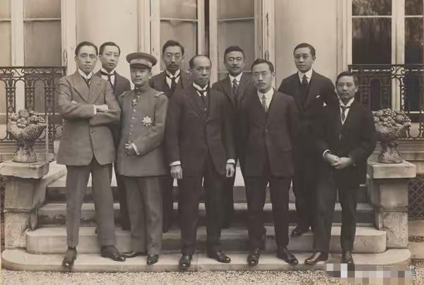 照片解读1919年梁启超欧考察团在巴黎1918年12月，梁启超以