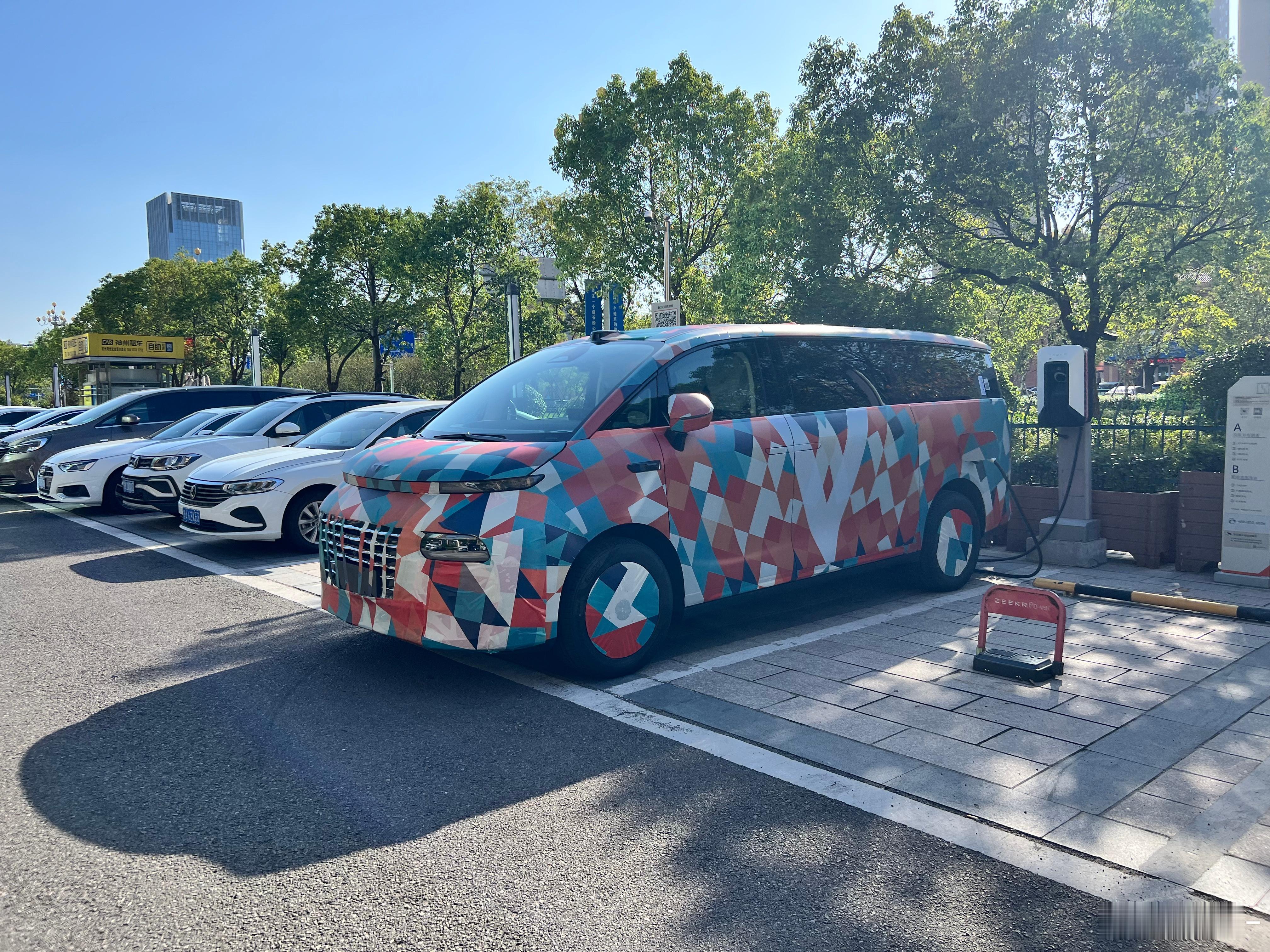 网传的杭州湾“埃尔法“，据说跟埃尔法相似度很高，目测可油可电，车顶带激光雷达，可