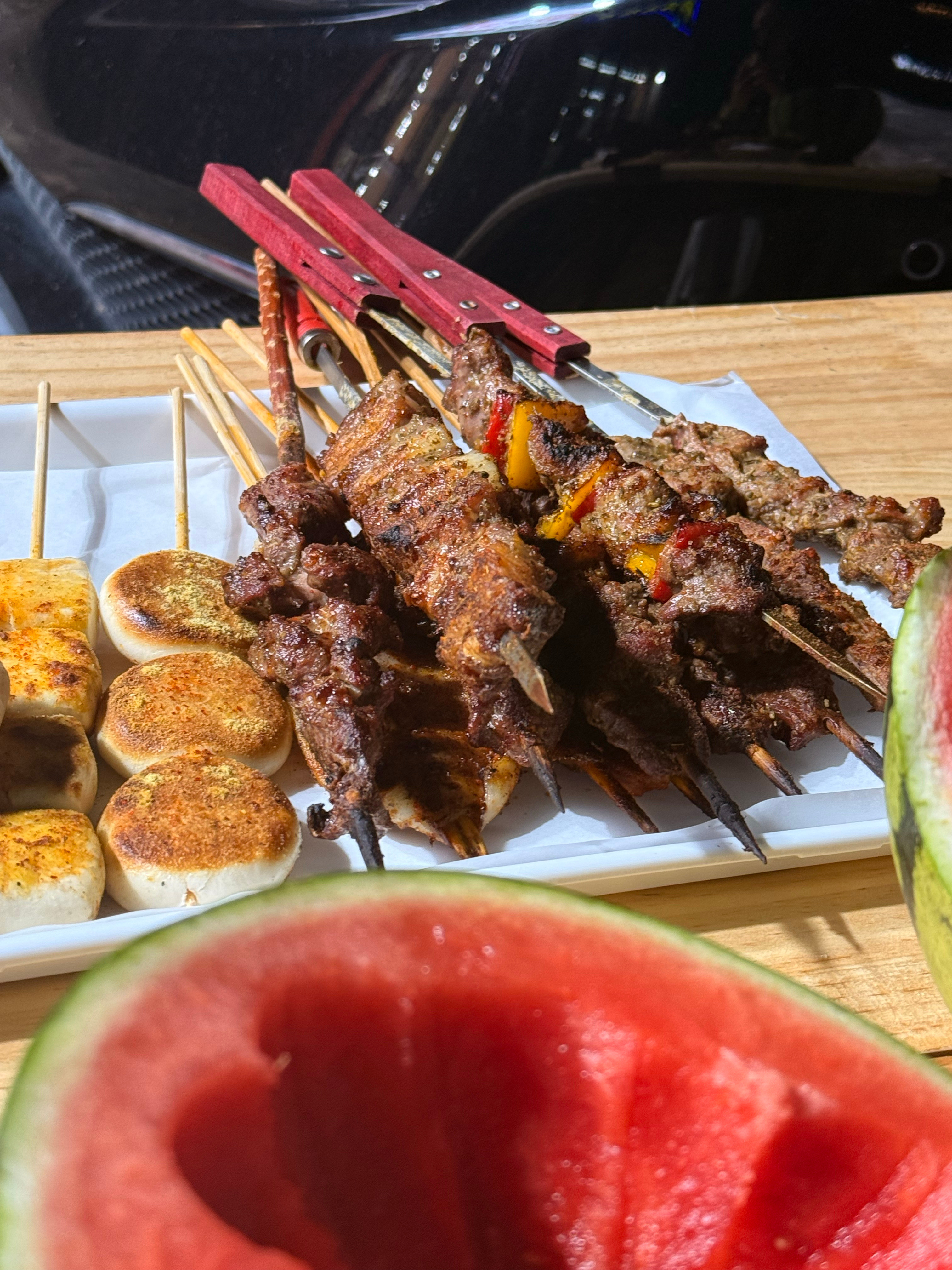 晚上和妹妹出来吃个宵夜，楼下新开的新疆烧烤，这个头也太大了，关键价格也便宜，老板