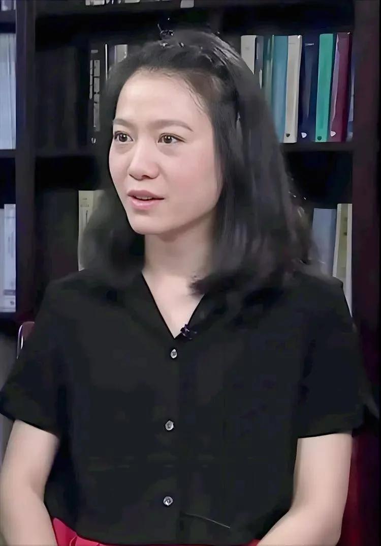 翁帆是个实打实的文化人,凭着自己的努力考上清华大学建筑历史系,拿下了博士学位,这