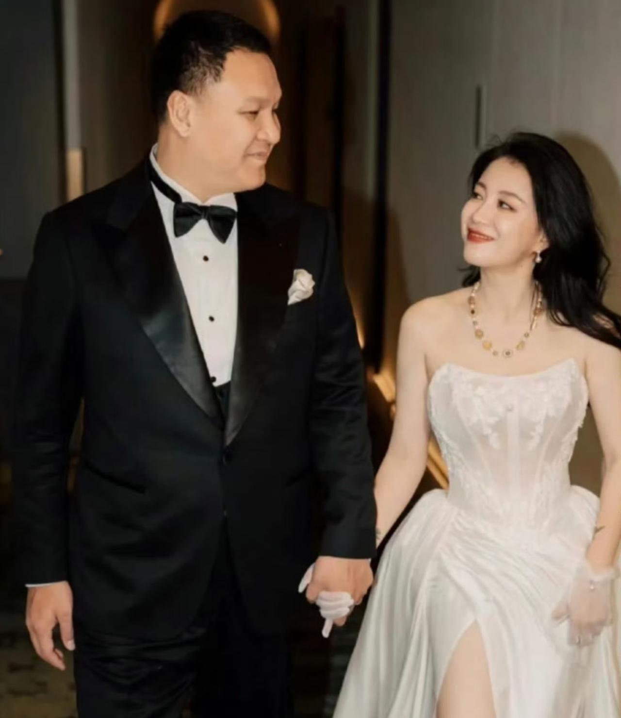 李嘉格嫁给丑男只需要5年时间就从青春美女苍老成这样…太吓人，丑真的会通过体液传染