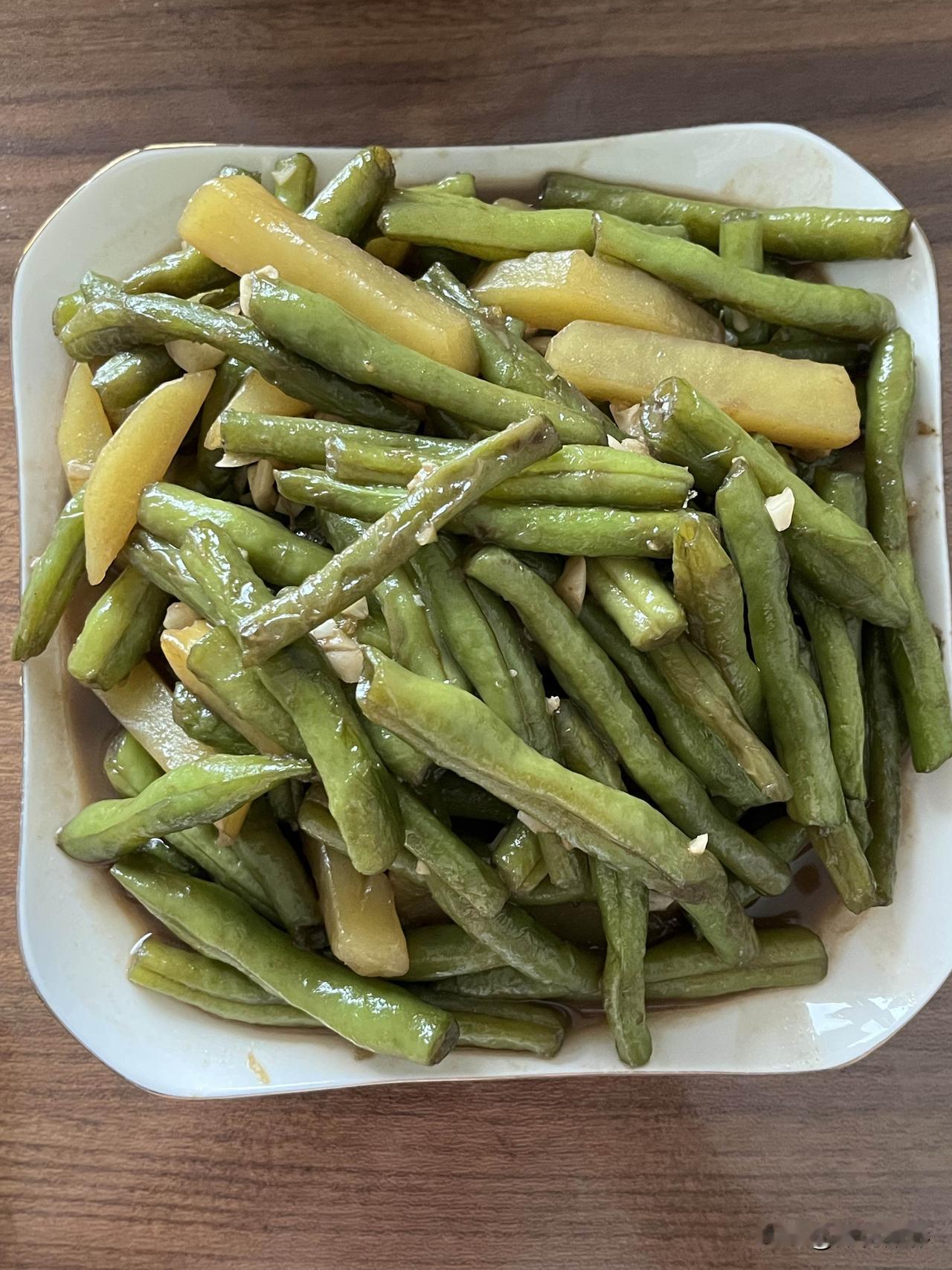 好友们晚上好！周五快乐，晚餐香香！今天的晚餐：豆角炒土豆姜末松花蛋双色豆腐