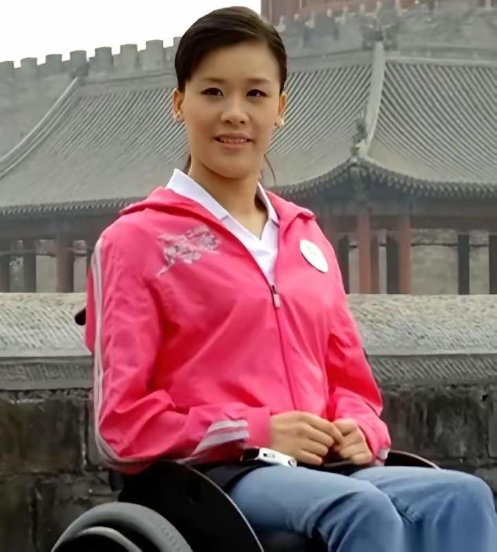高位截瘫的桑兰，指着全家福上的一块空白，对丈夫黄健说："我想再生一个，给儿子添个