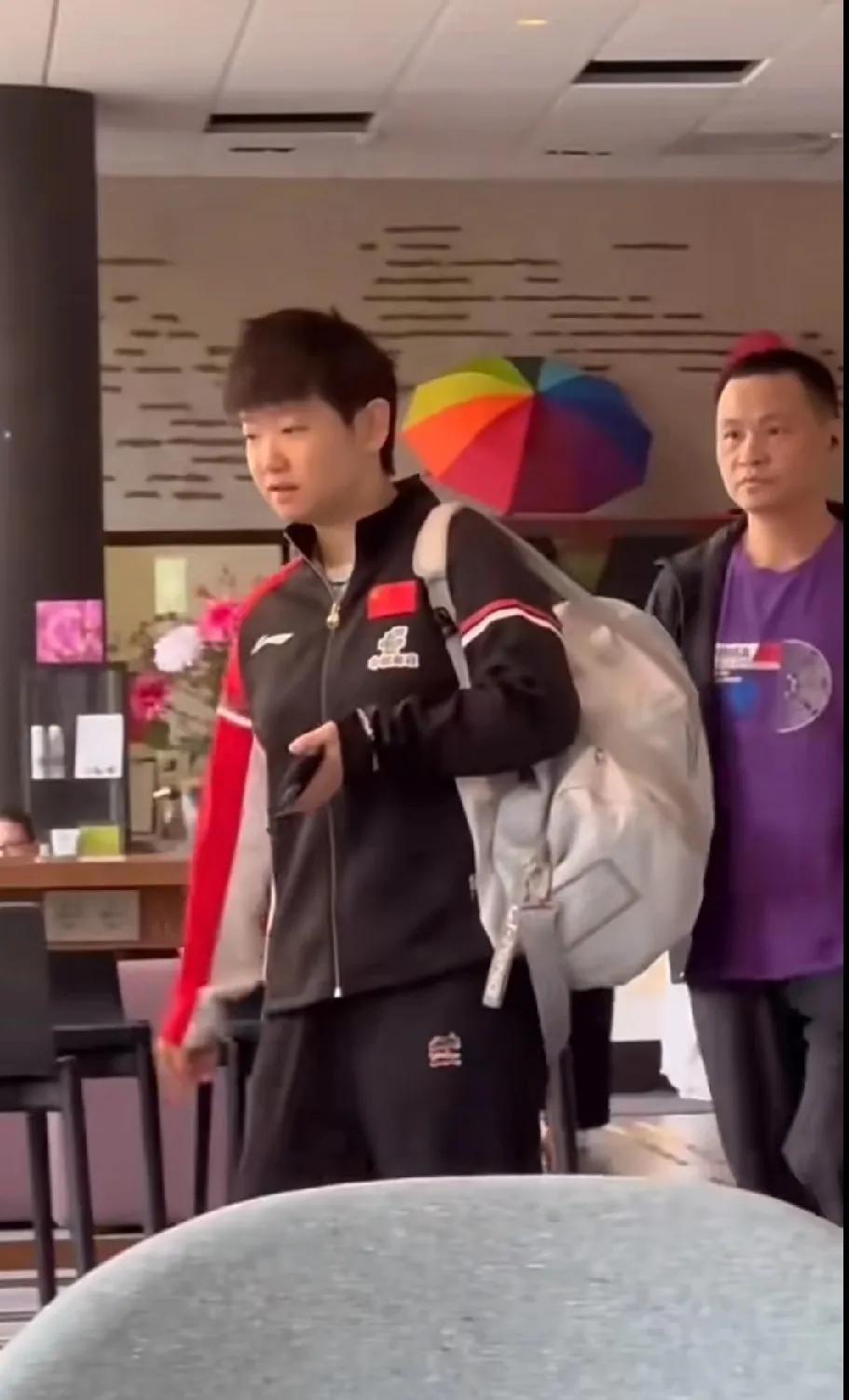 瑞满冲冠倒计时🏆莎莎又背着包奔赴训练场啦偶遇孙颖莎和德华一起赶训，大包