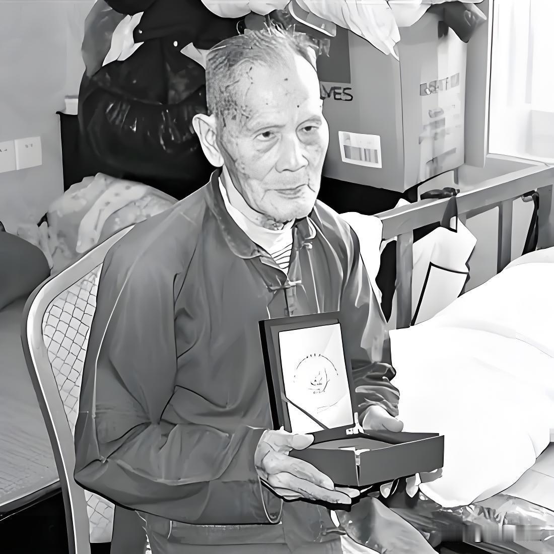 1941年，少尉排长林孝祥深夜潜伏水中布雷，左臂突然被咬住，钻心剧痛传来，他暗叫