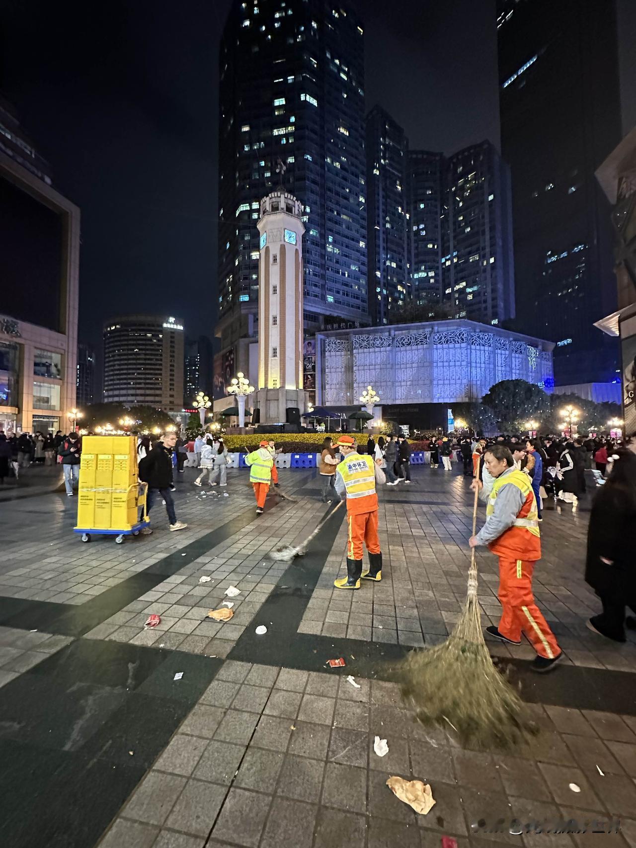 2026年1月1日，凌晨0点15分，重庆解放碑的清洁工人集体行动起来，快速清扫垃