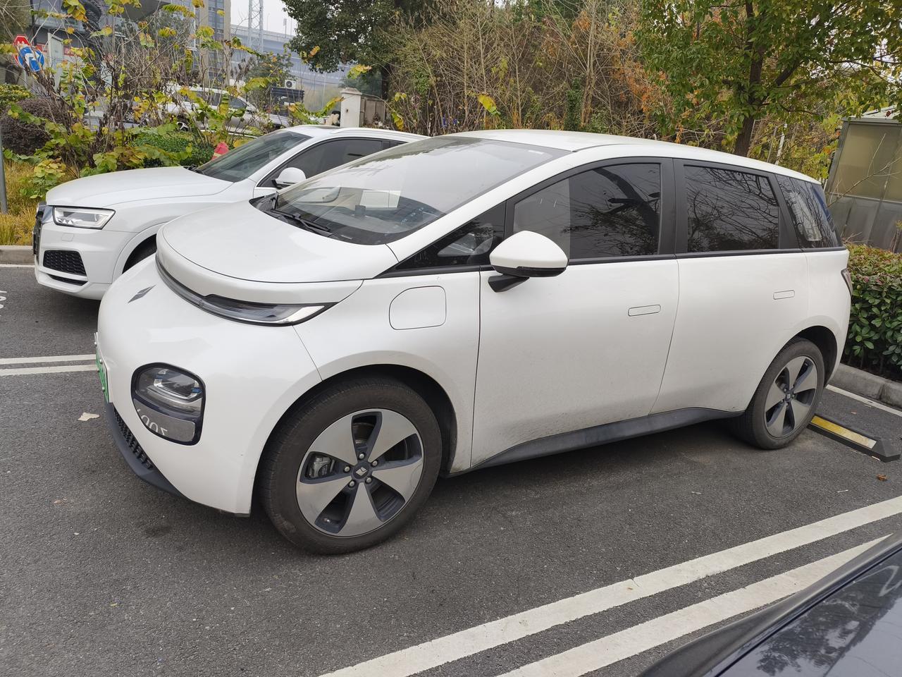 宝骏云朵，这个设计让人看不懂。大灯放在保险杠上，还是最突出的外边侧，万一发生