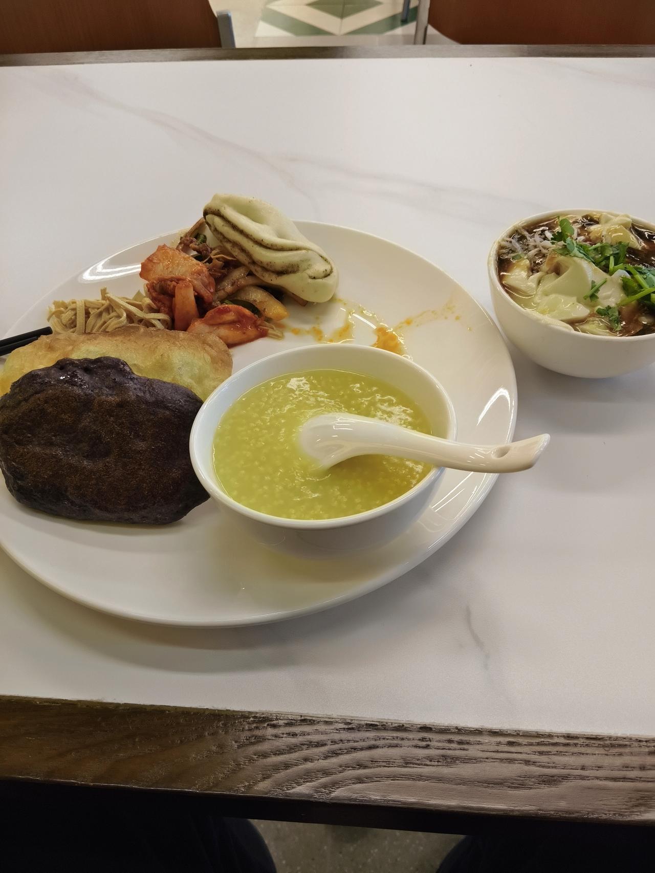 美好的一天，从早餐开始：豆腐脑油条，煮鸡蛋。黑米饼，豆沙卷；黄瓜粉皮，圆葱银鱼，