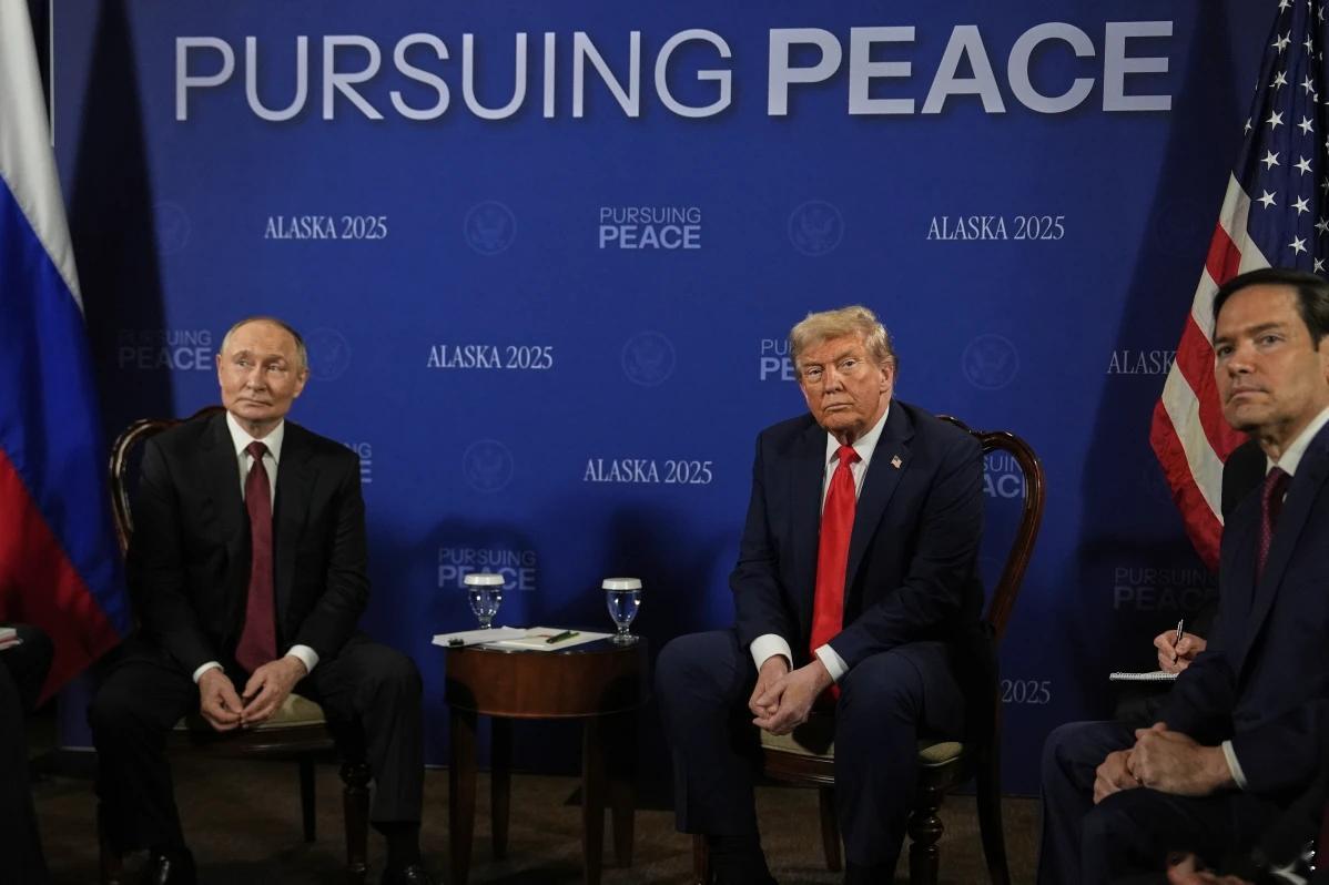 【美俄元首会晤在红毯上握手，一起乘坐豪华轿车，然后突然结束】（美联社）阿拉斯加