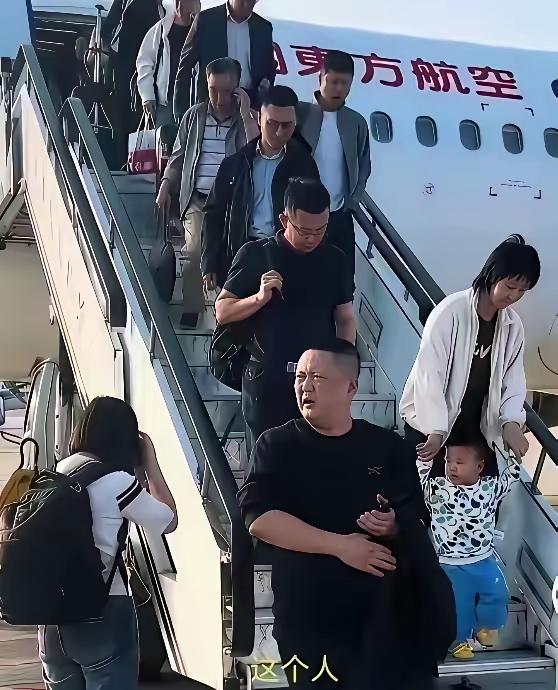报警后，等待欧某某的，将是什么结局？人狂没好事，狗狂挨砖头；天狂必有雨，人狂