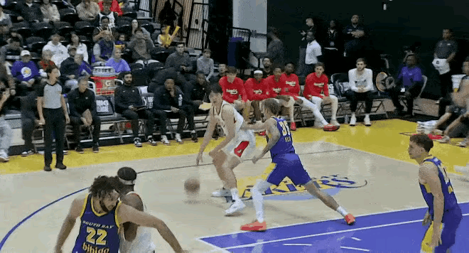 杨瀚森的节奏和发展联盟完全合拍。在NBA完全没有对抗力，发展联盟打的风生水起。南