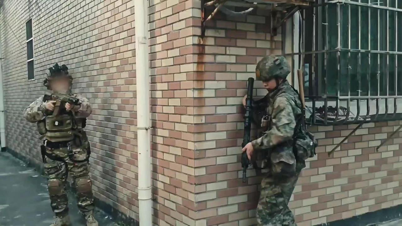 转角遇到爱战术训练战术装备尼龙全频带阻塞干扰出镜均为安全合法道具无不良