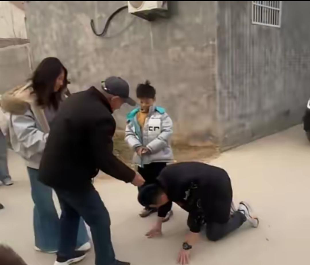 泪目了！1男子过完年，准备带着妻儿外出工作，然而，刚走出院子，他“扑通”一声跪在