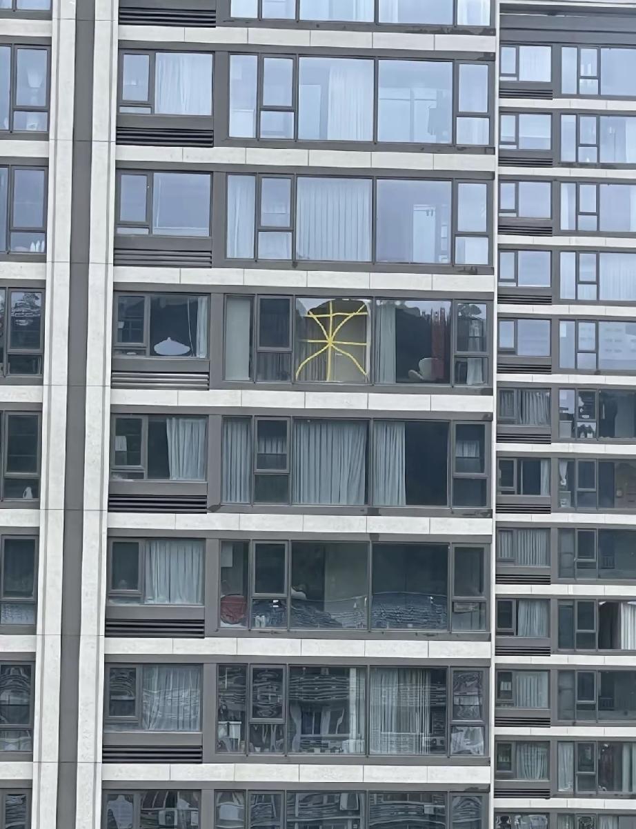 笑死了，科学已经解释不清楚了，整栋楼唯一一个防台风的人家，结果就他家窗户被吹碎了