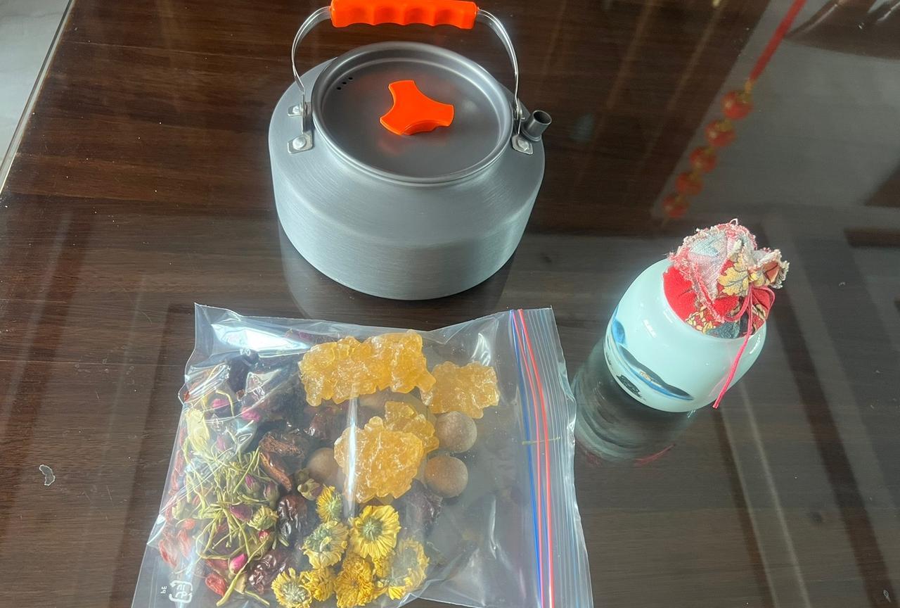 我不是很懂茶，但喜欢喝，偏味道淡一点的绿茶都觉不错，用茶壶熬，喜欢自制三炮台，不