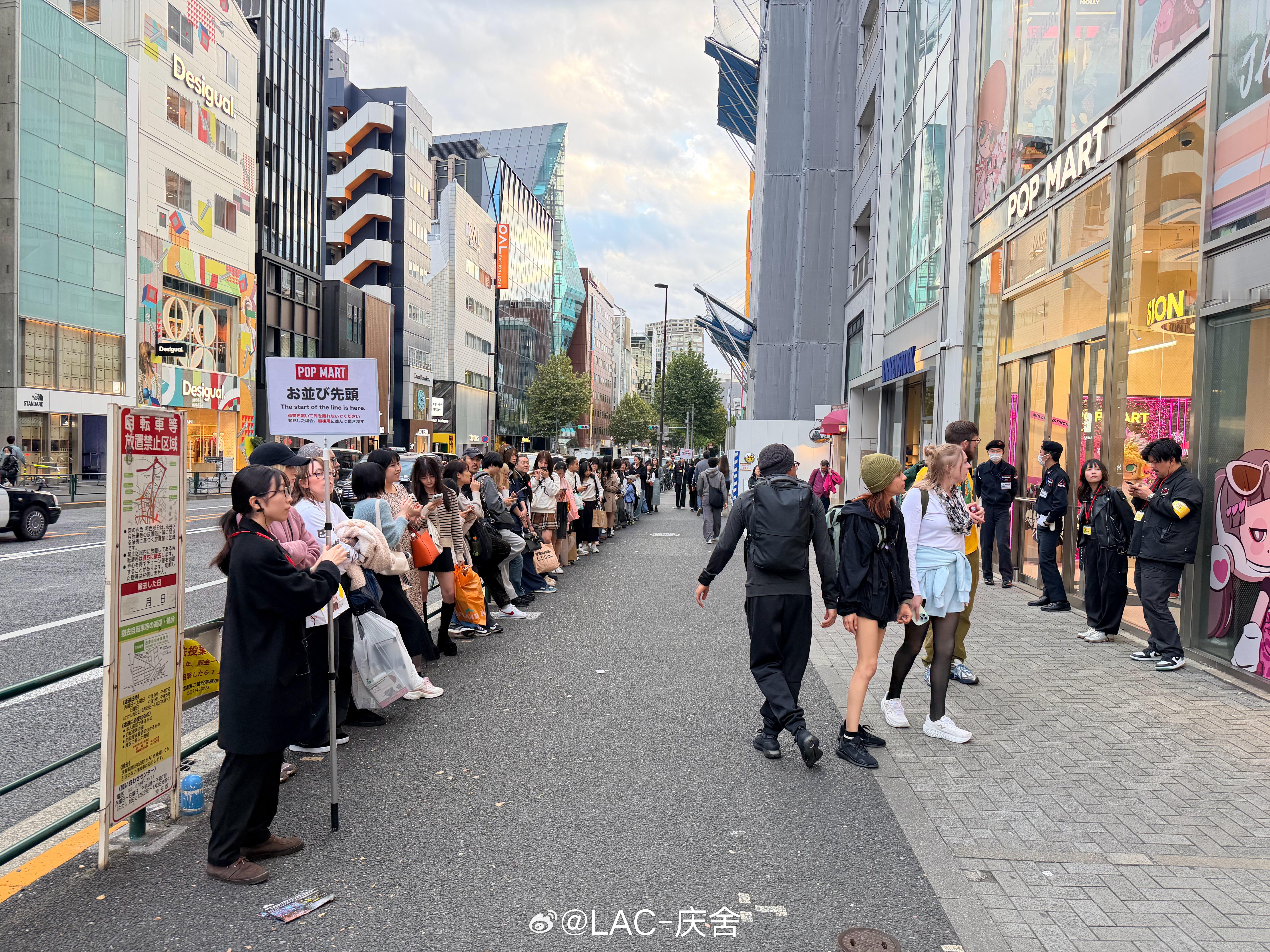 泡泡玛特也是牛逼东京街头队伍排这么长又出什么限量款了吗？​​​