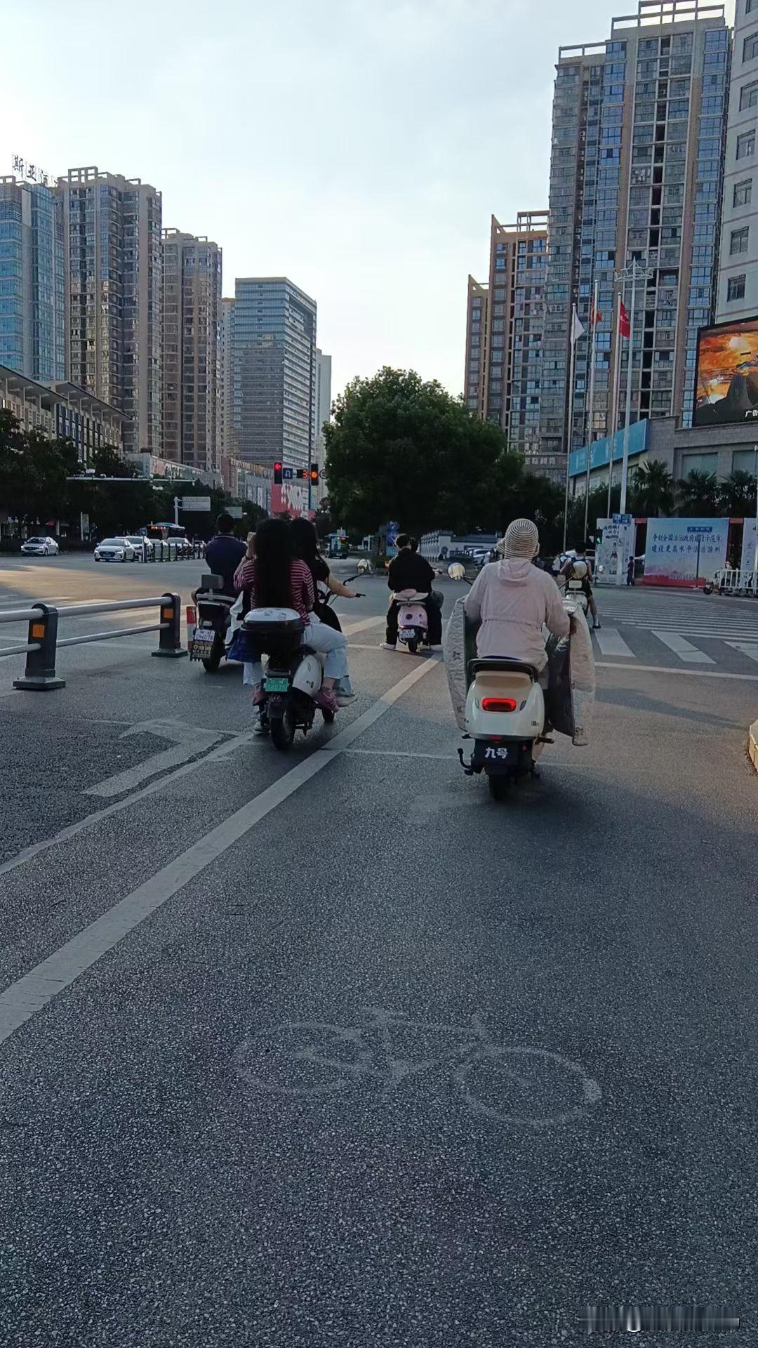 国庆节放几天假，老公一号回老家去随了一家礼，剩下几天就在家睡着刷手机，自己还说，