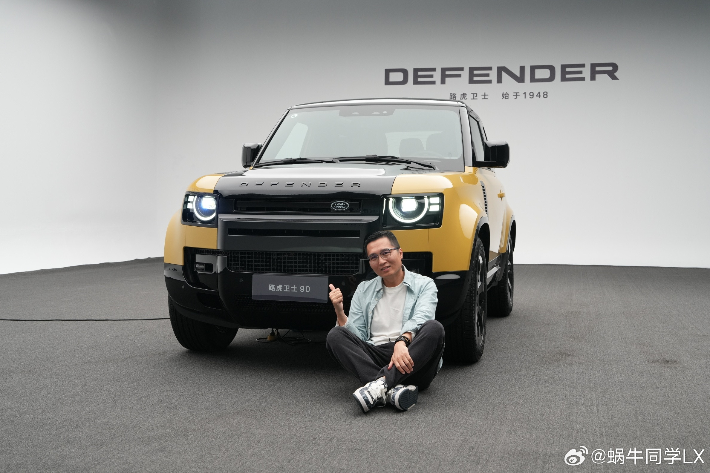 26款路虎卫士90针对中国市场，特地推出传奇黄、雨林绿两款全球独家限定配色，同时