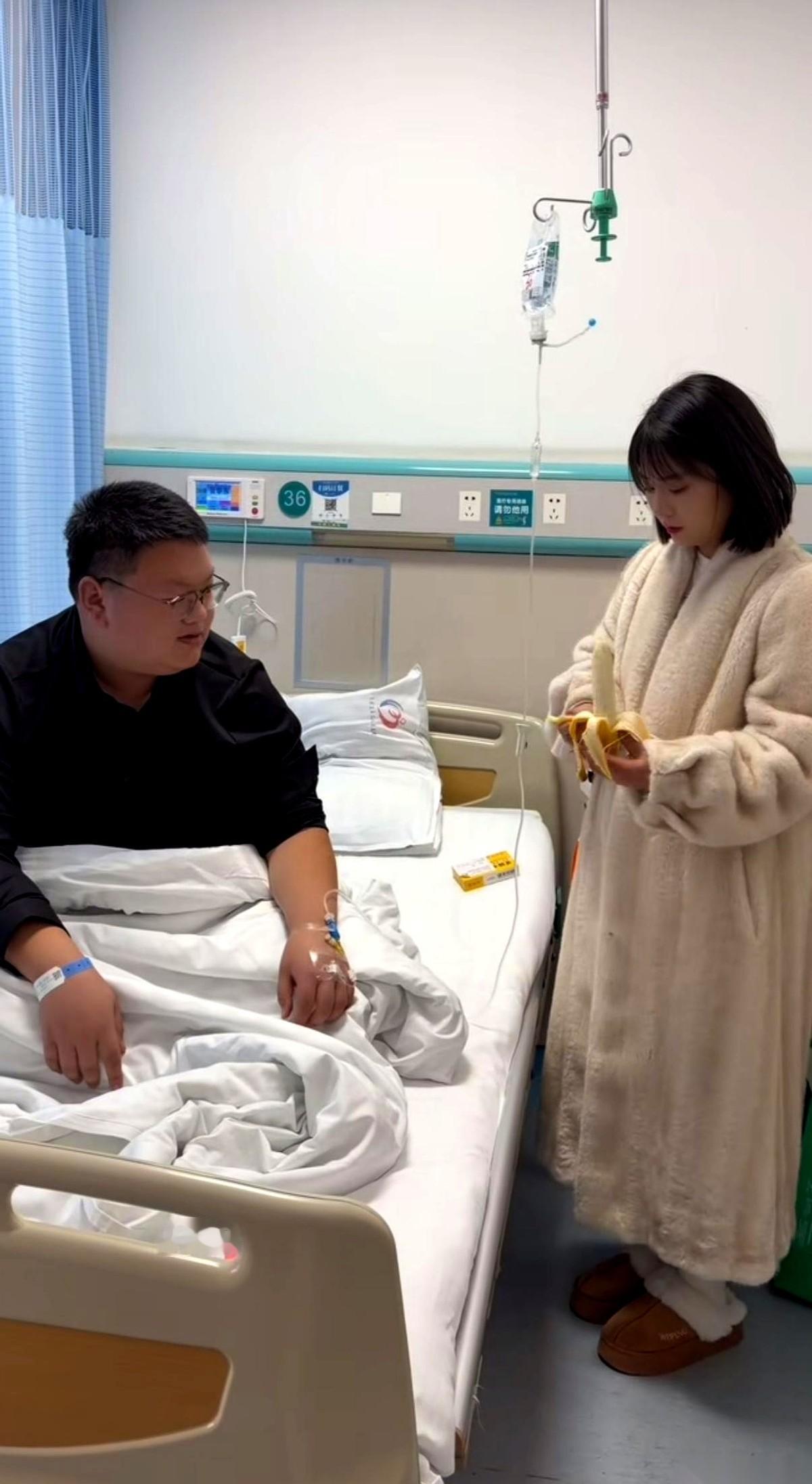 全世界都在骂他，骂他狂，骂他蠢，骂他把一手好牌打得稀烂。就她，一个人，顶着两边