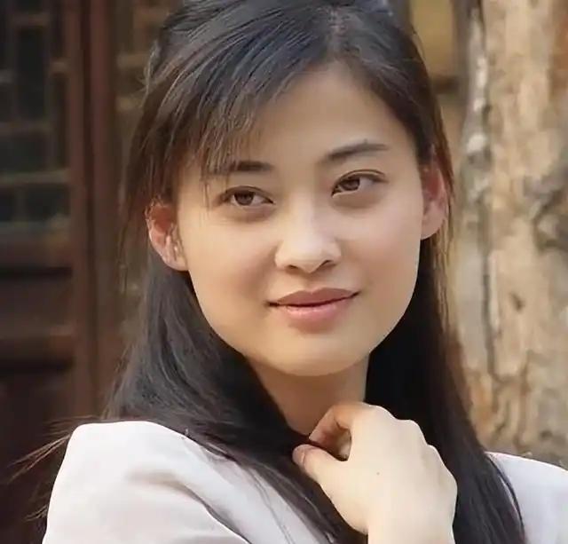 2012年，梅婷害羞地对秦昊说：我喜欢上了剧组的摄影师，你能帮我问问他愿不愿意娶