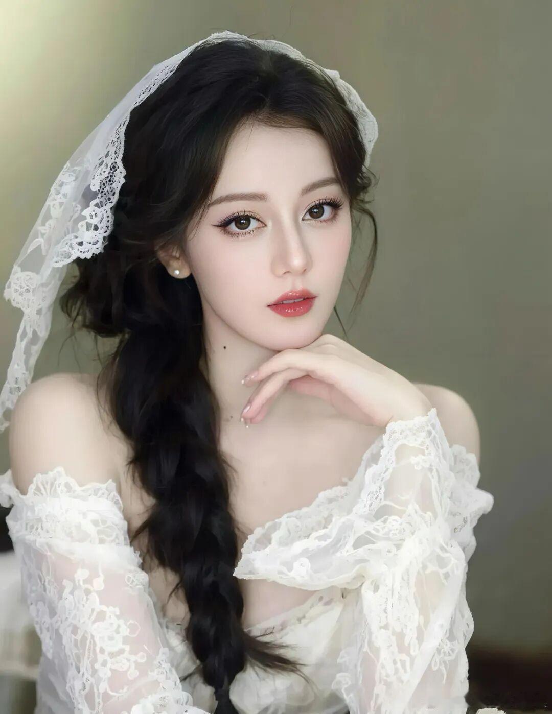 🍉迪丽热巴近期还会有个封面，时尚界挺喜欢她的，表现力好还配合