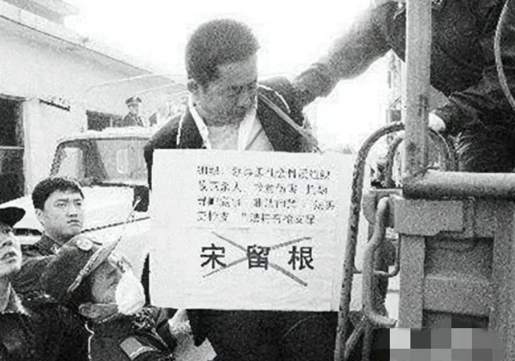 1993年8月23日晚上，郑州友爱路布匹批发市场附近一条昏暗的小巷子里，一个叫冯