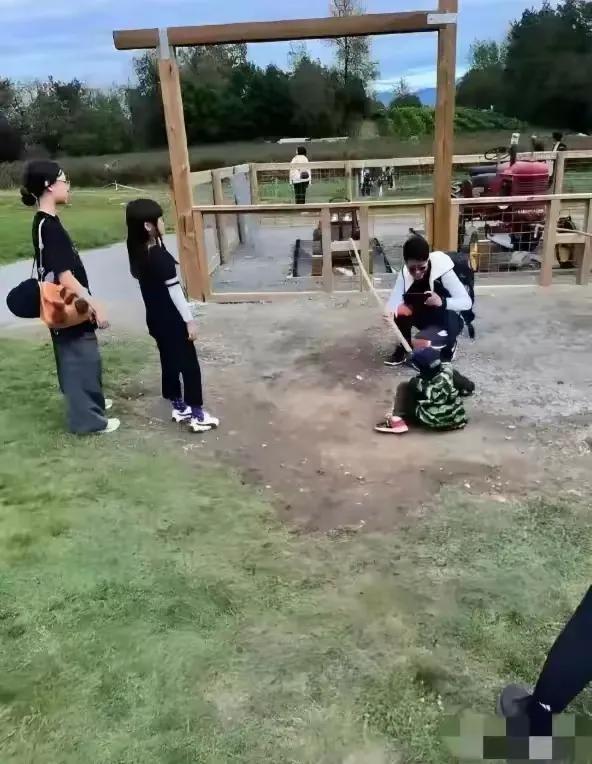 撒贝宁携家人幸福回归加拿大，温馨家庭照见证亲子情深。难忘此刻的欢乐与温情，幸福时