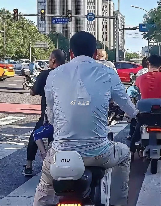 哥们，现在所有人都知道你有媳妇了。​​​