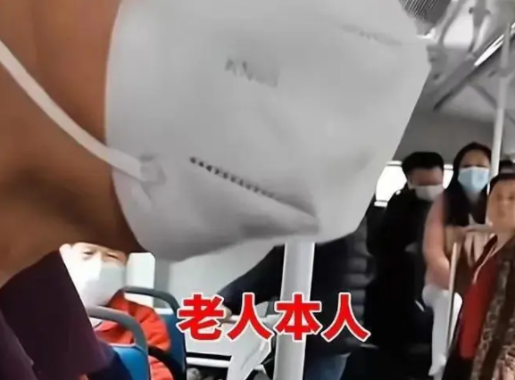 重庆。一女子带着二岁的儿子乘公交车，看到上来一位七八十岁的老伯，女子主动抱起儿子