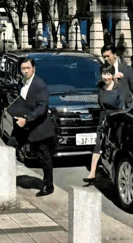 这下实锤了！这辆车牌“37-77”的公务车，是高市早苗的，她刚从黑色公务车上
