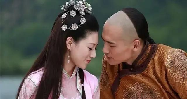 1660年，硕贵妃突然腹痛难忍，疼得在床上来回翻滚。顺治皇帝赶到时，怒斥太医为何