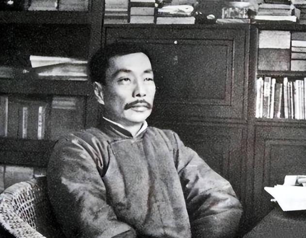 1936年，鲁迅在上海病逝。曾与他笔墨相讥的郭沫若正在日本流亡，闻讯后没有庆幸，
