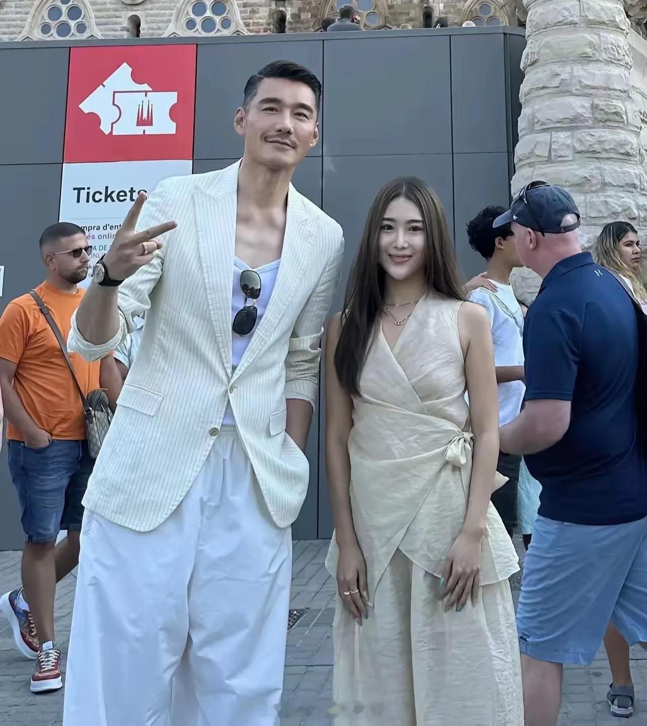 看到胡兵老师站在女模特旁边的画面，心里只剩下一个感叹：个子是真高啊！旁边站着的明