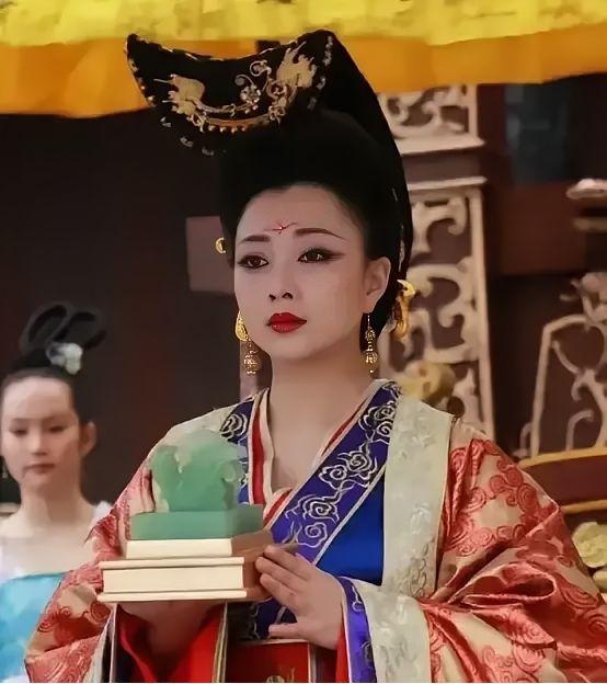 14岁的武则天第一次侍寝39岁的李世民，侍寝前她被太监带去沐浴，满脸通红，羞涩的