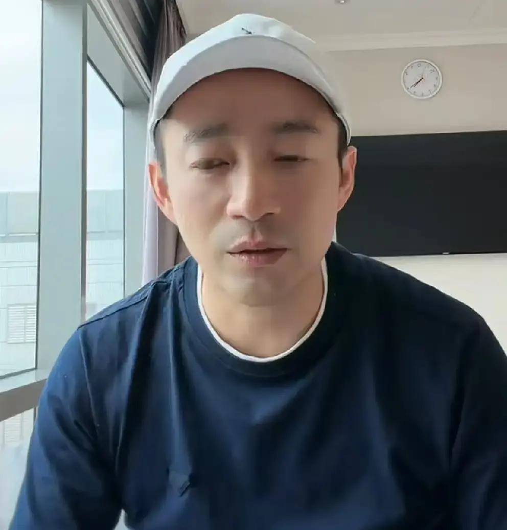 刚看到汪小菲在病房那个动态，心里的火苗一下子就窜上来了。这哥们儿正忙着照顾产