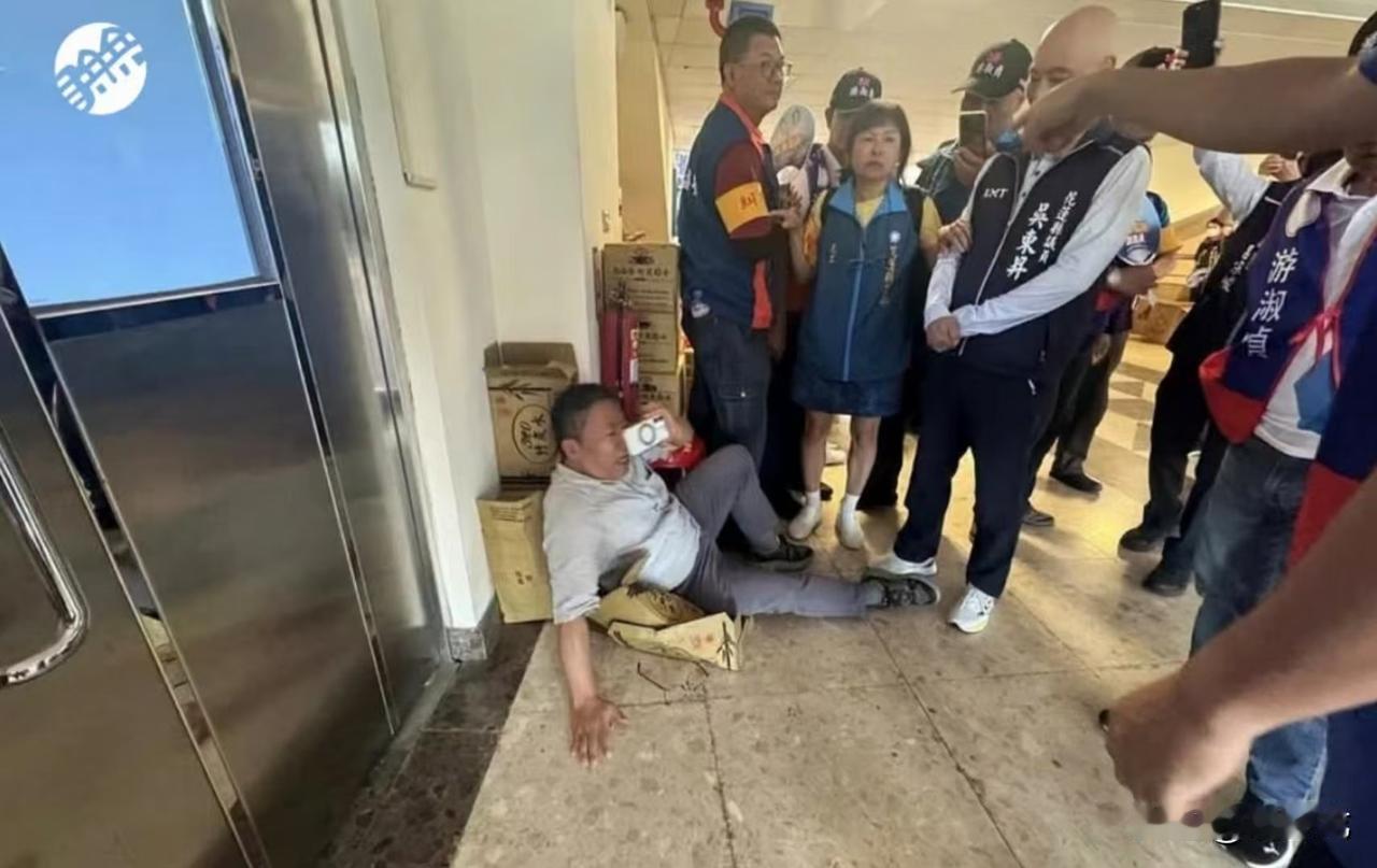 岛内绿营花莲县议员参选人“躲厕所”50多分钟，等到傅崐萁致词时冲出来闹事，被蓝营