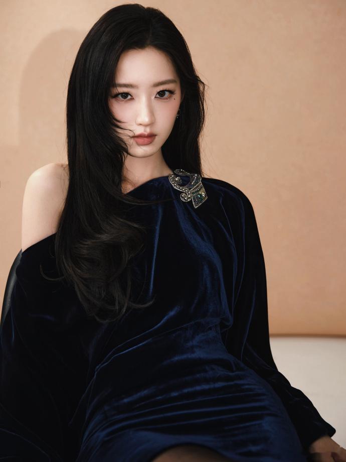 邓恩熙21岁的queen气场邓恩熙丝绒斜肩裙深蓝丝绒自带复古滤镜，斜肩剪裁勾勒优