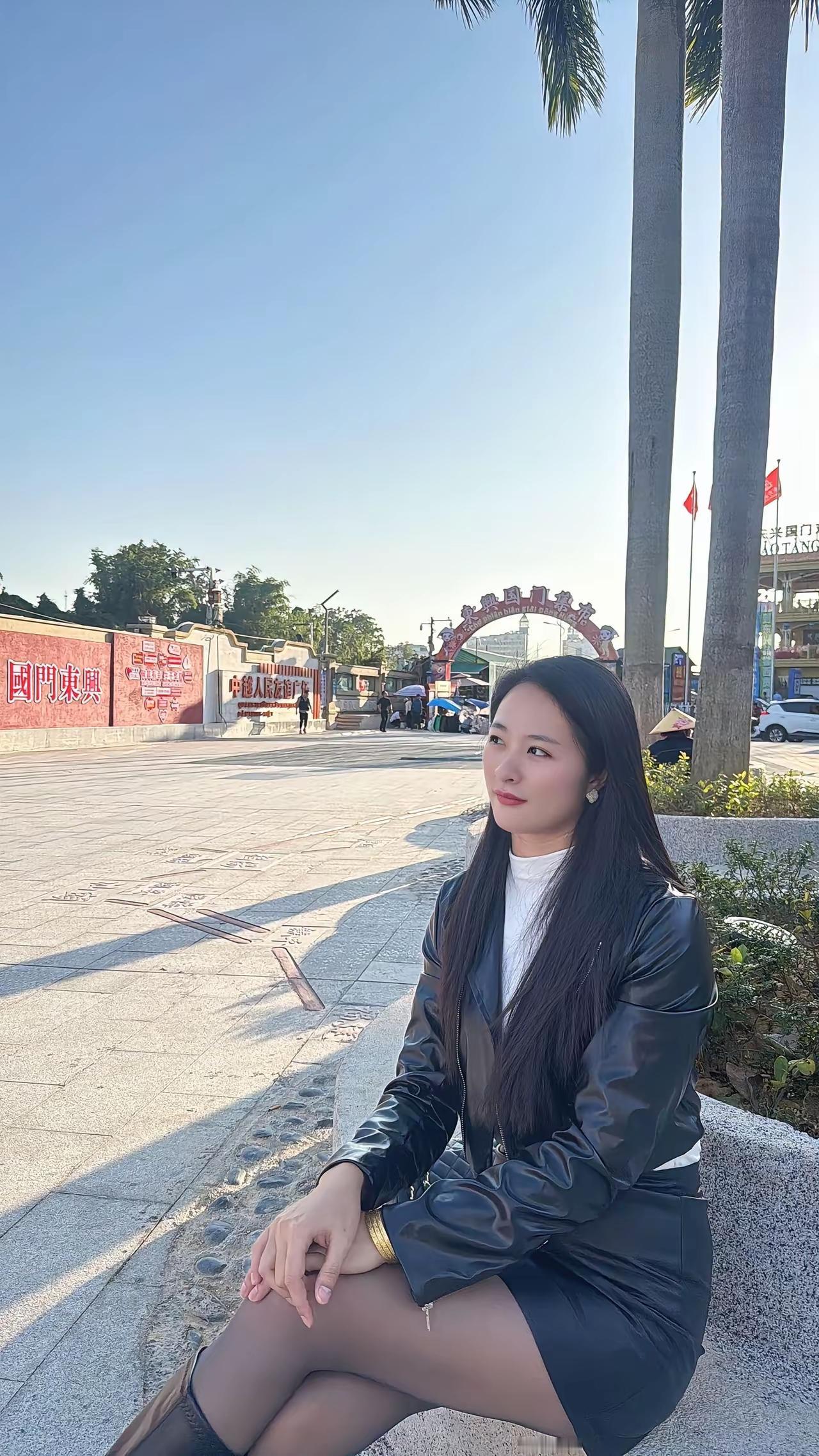 春风拂面，笑语盈盈。