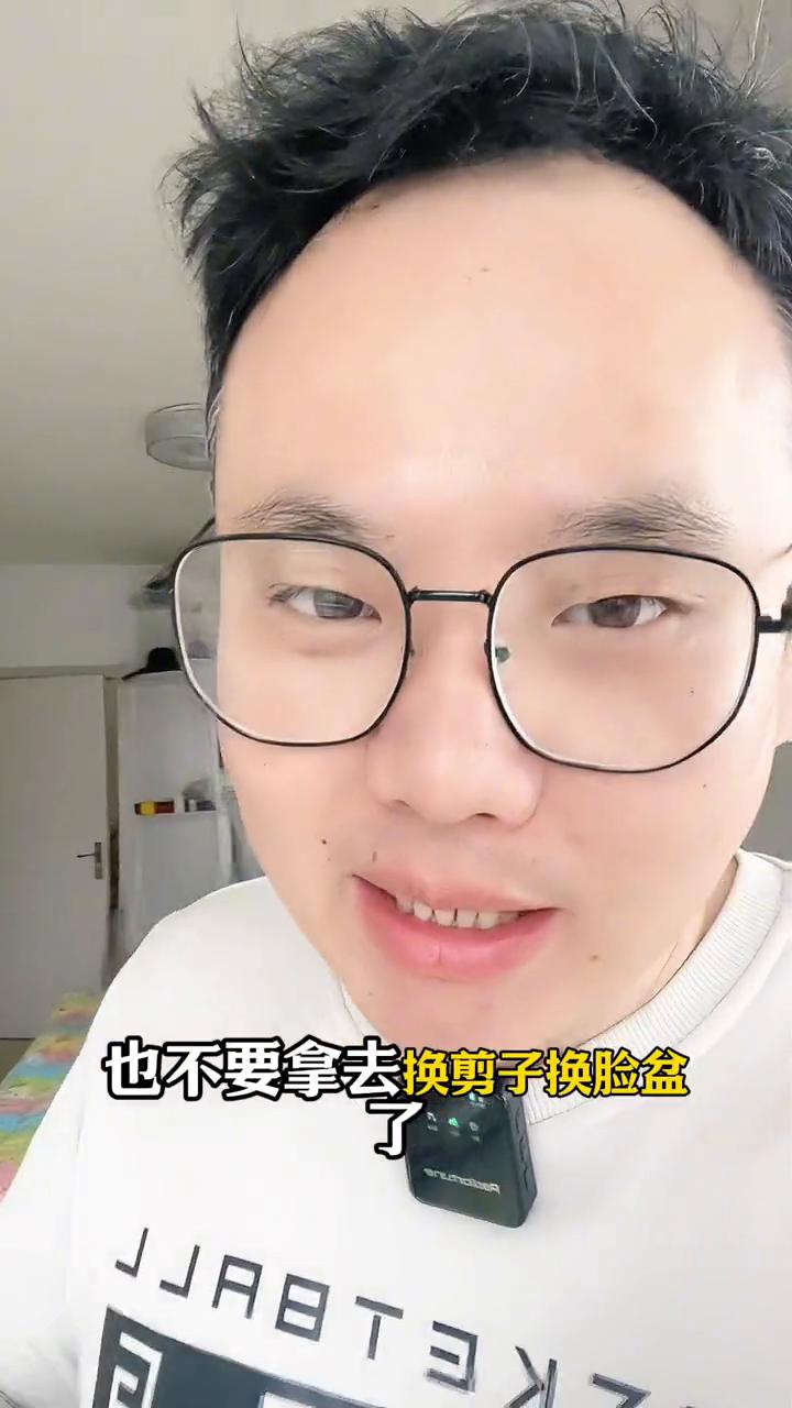 手机代替行车记录仪，30秒就能学会。手机如何代替行车记录仪？家里面不用的旧手机