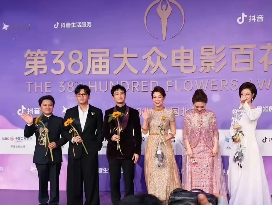 黄晓明和苏有朋站一起身高几乎没差别，可官方身高苏有朋是173㎝，黄晓明是179㎝