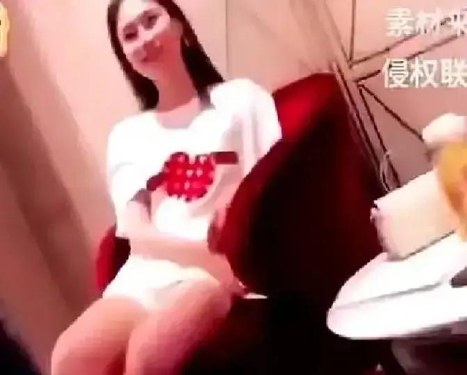 太古里Gucci门口，一姑娘举着手机对男的吼：拉黑我？五万二红包先补上。