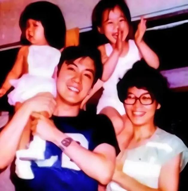 1986年马英九和妻子以及两个女儿的一张罕见全家福，很少见到他们四个人同框合影，