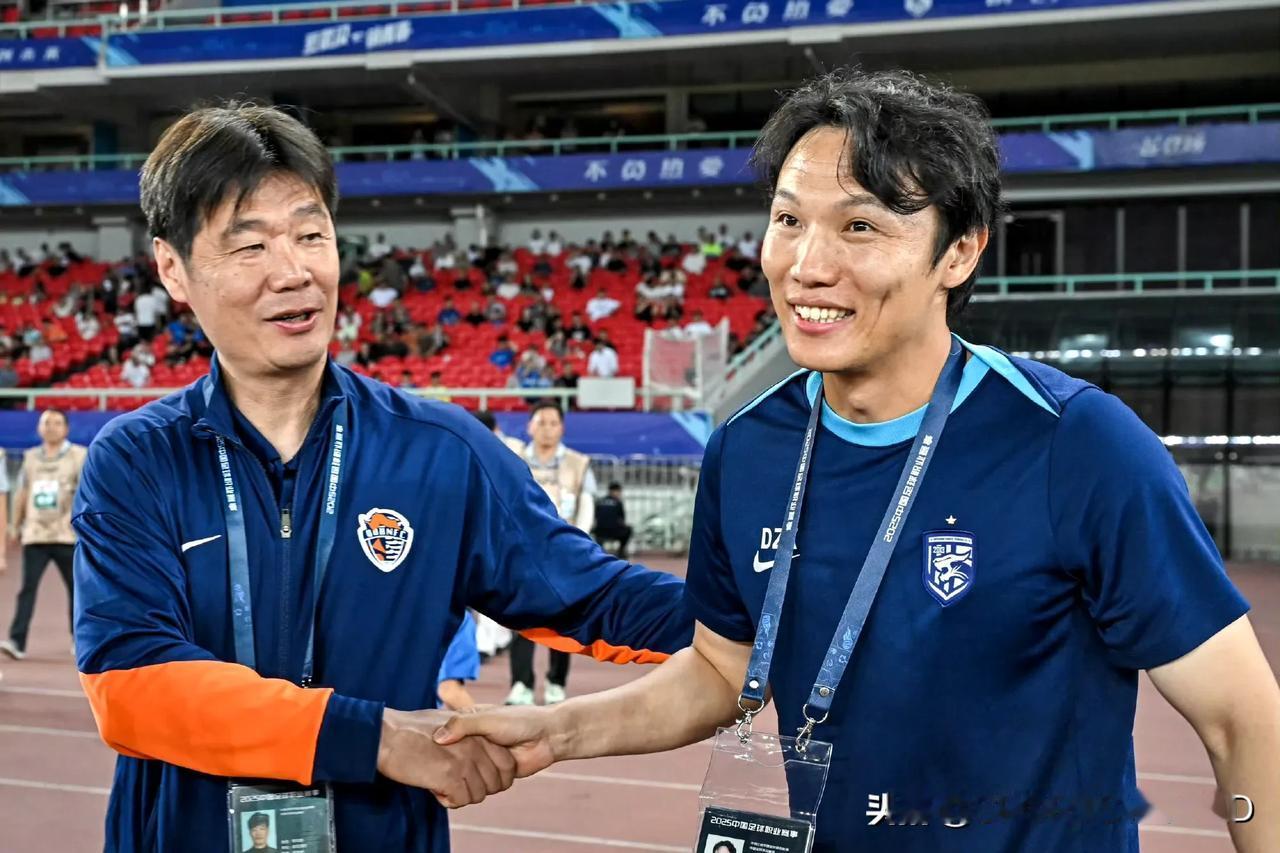 武汉三镇2：0战胜青岛海牛，国脚教练PK邓卓翔完胜李霄鹏！邓卓翔本来是助理教练，