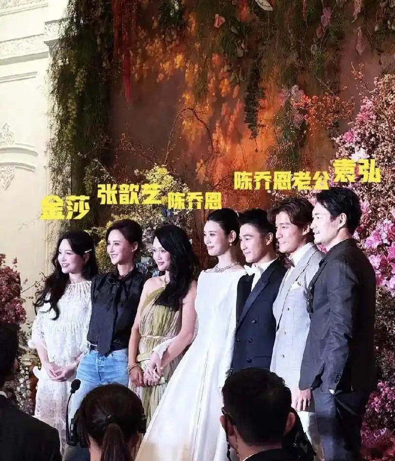 何猷君澳门答谢宴甜点不跟菜上，宾客站着吃草莓塔聊天，豪门办席为啥不围桌了​