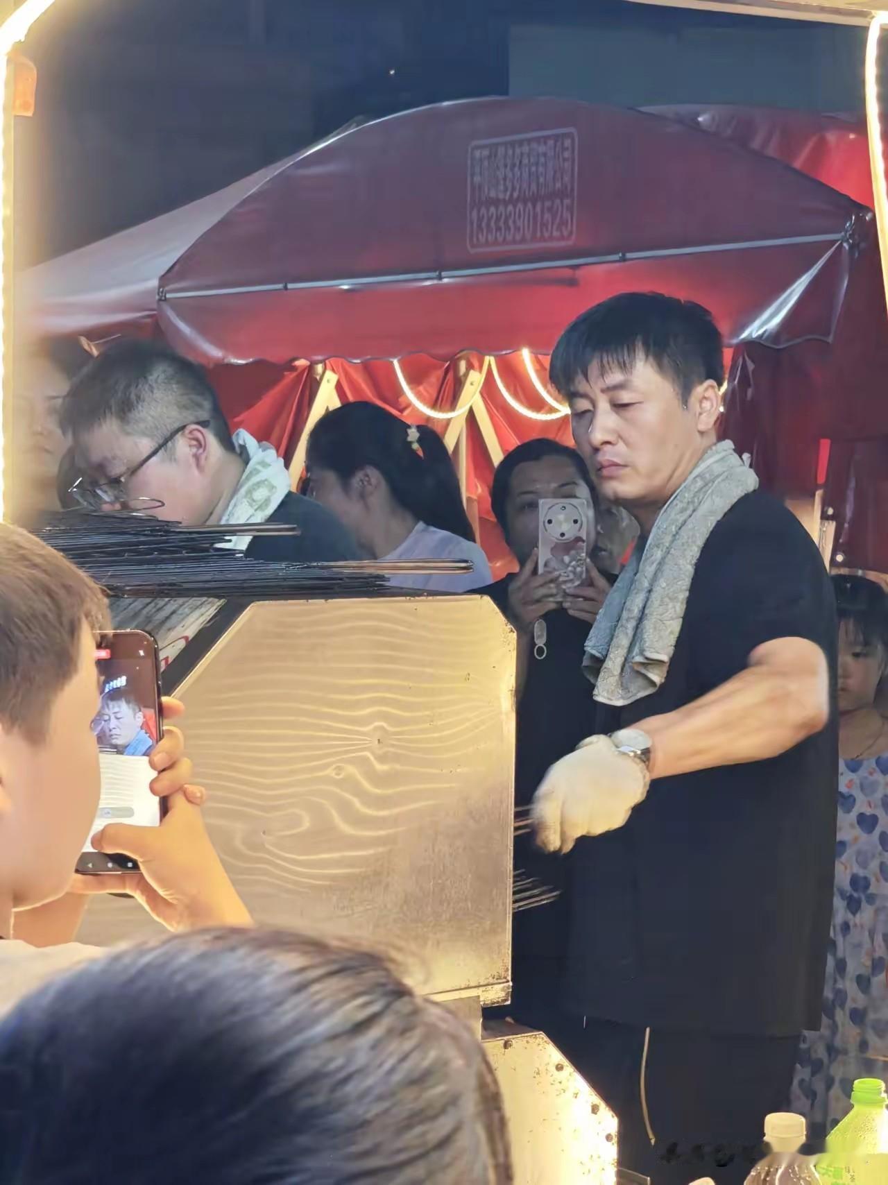 像，真是太像了，相似度达到90%以上吧！一个考研，一个烤肉，两人都生于84年，