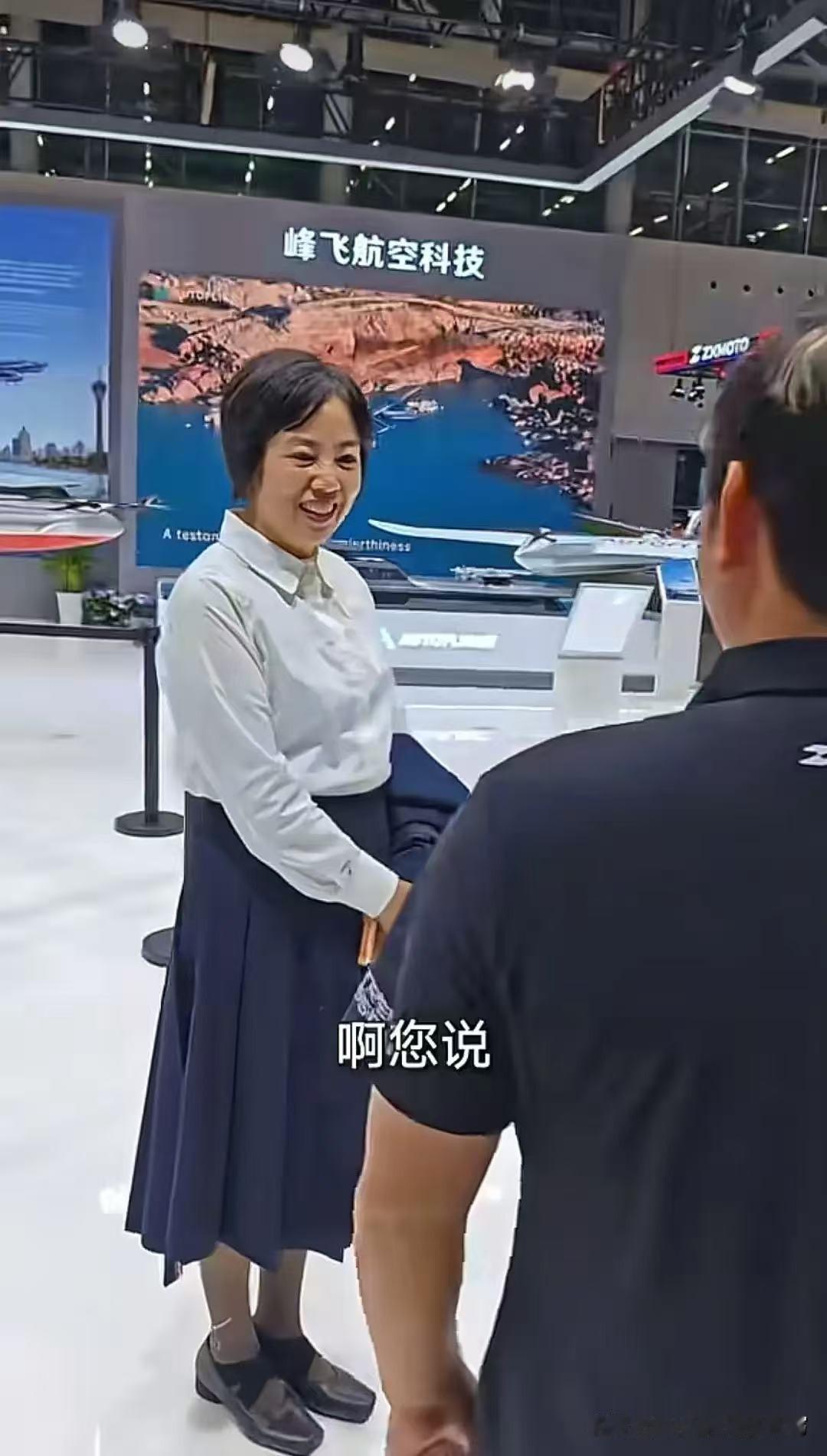 怕丢脸不敢推销？看张雪如何放低身段做推销。最近广交会上，这位平时玩摩托的“技术狂