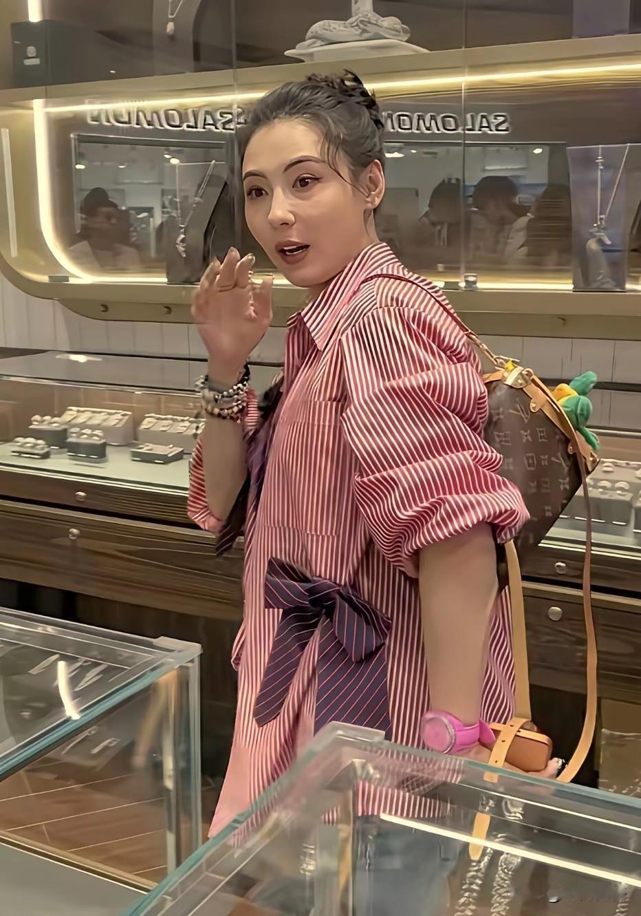 张柏芝这是在干嘛呢？据说实在三亚的一家珠宝店挑选首饰，这对这家珠宝店来说，也是一