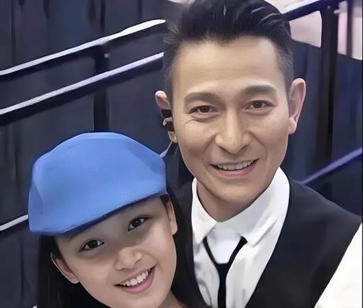 46岁高龄产子，母亲历经艰辛迎来她的诞生，父亲刘德华更是以亿万宠爱富养。在优渥环